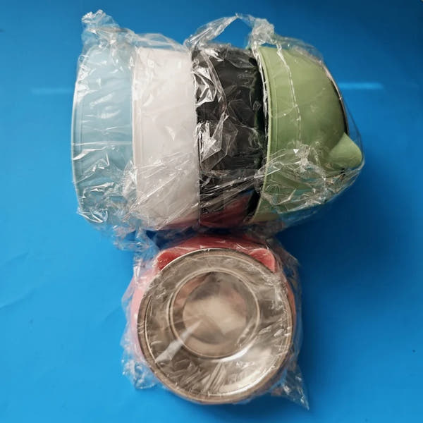 Zeitloser Futter- und Wassernapf